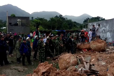 Kinh hoàng lở núi "xóa sổ" một khu dân cư ở Nha Trang