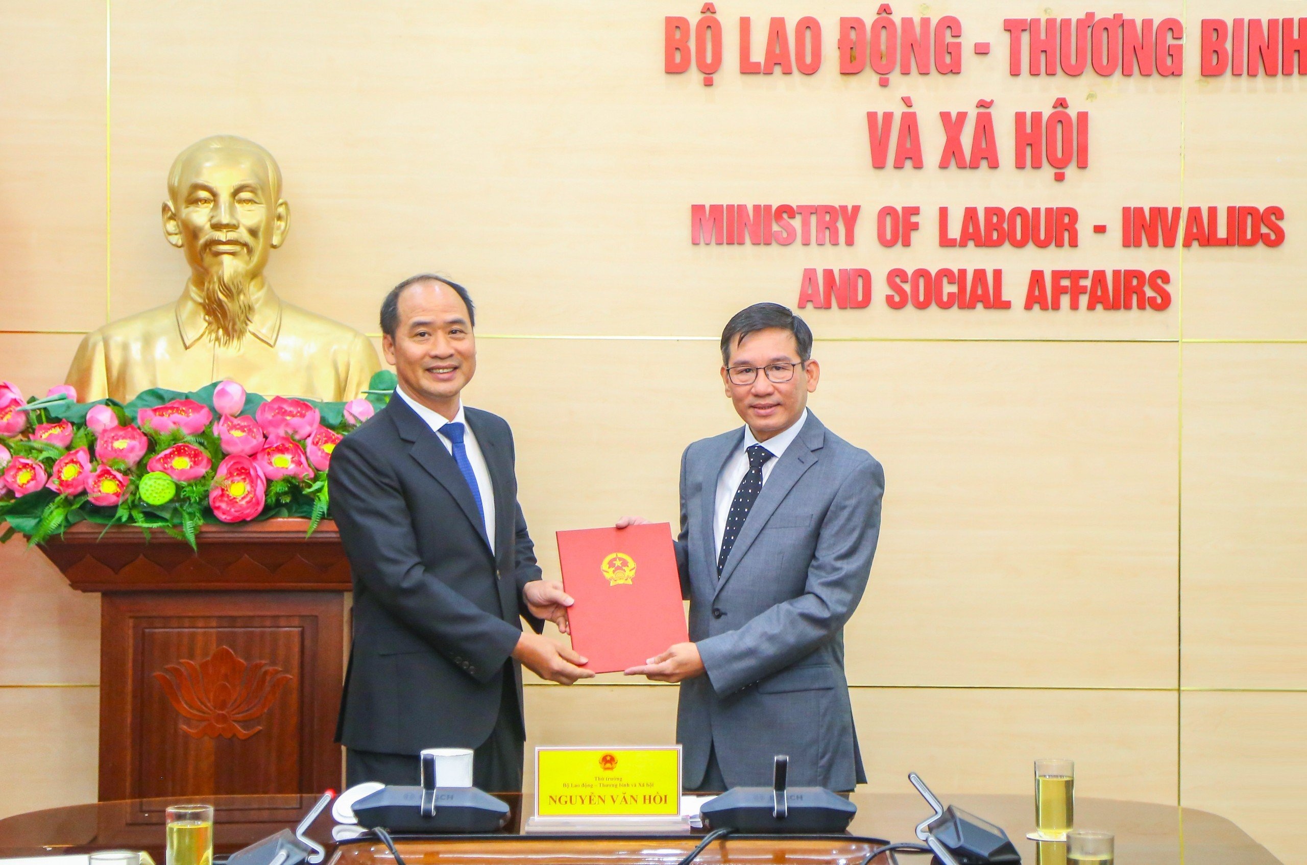 מינוי 2 פקידים ברמת מחלקה ועובדי מדינה במשרד העבודה, הנכים והרווחה - 2 Bổ nhiệm 2 cán bộ, công chức cấp vụ tại Bộ LĐ-TBXH - 2