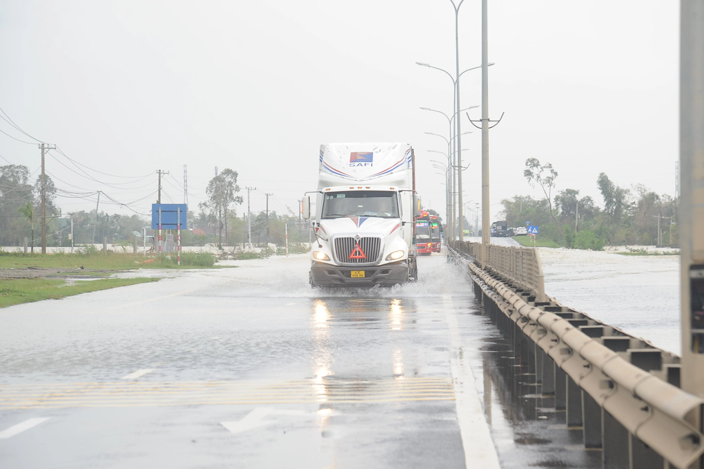 Quảng Nam hứng mưa cực lớn, nhiều nơi ngập sâu - 2 Quảng Nam hứng mưa cực lớn, nhiều nơi ngập sâu - 2