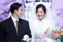 Nam Em mặc váy cưới, rạng rỡ khoác tay "chú rể" khi trở lại sàn diễn