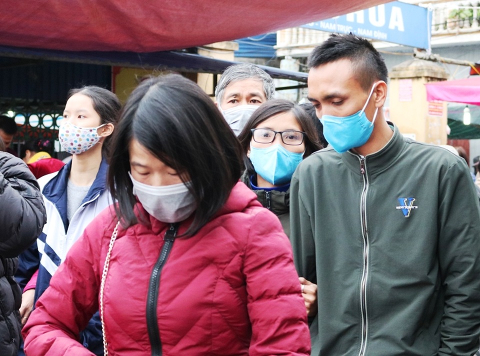 Người dân đeo khẩu trang đi chợ “mua may, bán rủi” - 2 Người dân đeo khẩu trang đi chợ “mua may, bán rủi” - 2