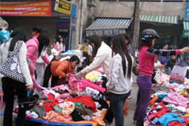 Cảnh giác móc túi khi mua hàng “đổ đống”