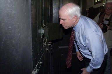 Ký ức của người bắt sống John McCain ở hồ Trúc Bạch