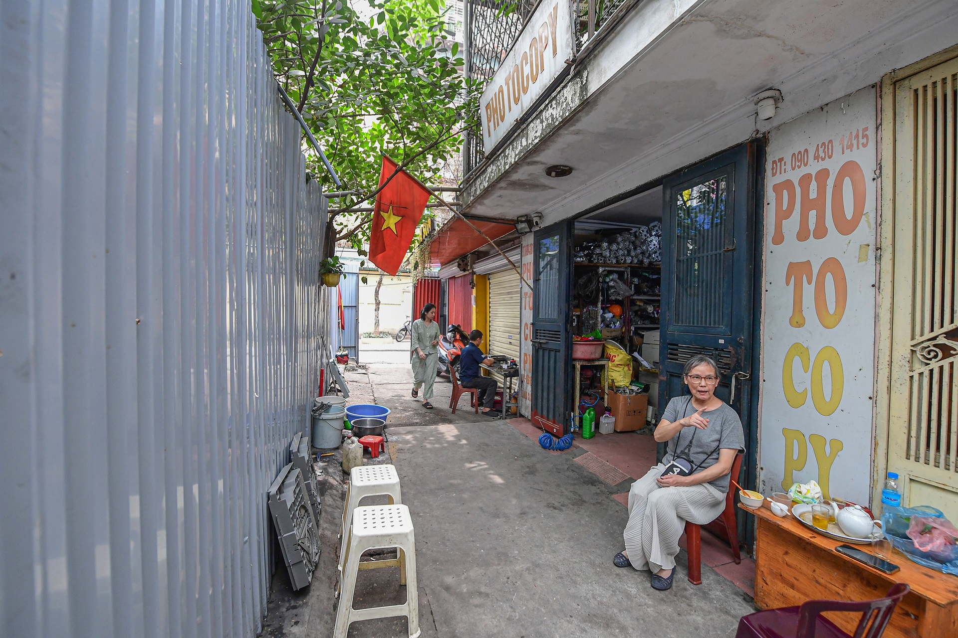 21 hộ dân quyết bám trụ chung cư ở Hà Nội bị quây tôn, cảnh báo nguy hiểm - 7 21 hộ dân quyết bám trụ chung cư ở Hà Nội bị quây tôn, cảnh báo nguy hiểm - 7