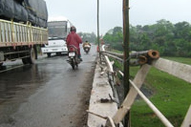 Cầu được “bó bột” bằng tre