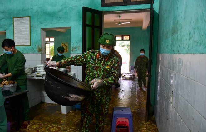 Chiến sĩ vội vã chuẩn bị hàng trăm suất cơm trong khu cách ly tại Lạng Sơn - 10 Chiến sĩ vội vã chuẩn bị hàng trăm suất cơm trong khu cách ly tại Lạng Sơn - 10