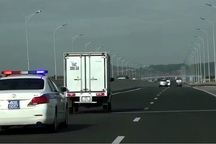 Xử lý 2 tài xế xe tải không nhường đường cho xe ưu tiên