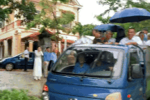 Đám hỏi ở Vĩnh Phúc gây sốt, nhà gái đi xe tải "mui trần" qua đường bùn đất