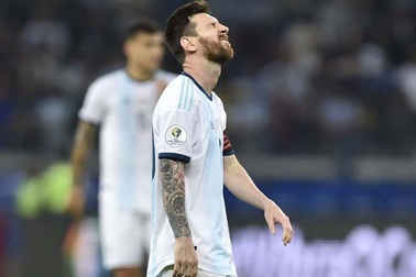 Argentina thi đấu kém cỏi: Có một Messi lạc lõng…