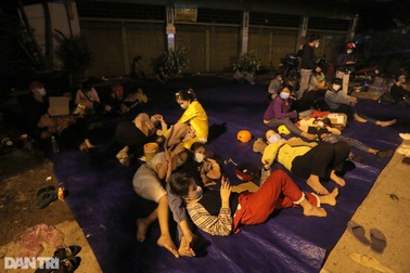 Dân trải bạt, mắc võng nằm vạ vật trắng đêm ở cửa ngõ phía Tây TPHCM