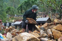 Người dân đau xót, bới tìm hàng trăm ngôi mộ ở Đà Nẵng bị lũ ống vùi lấp