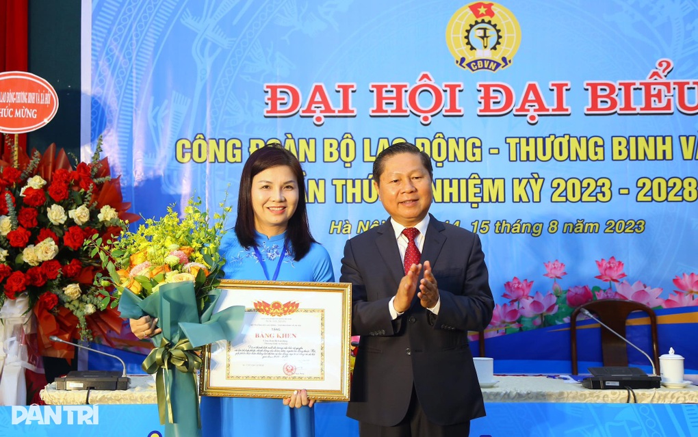 Ban chấp hành Công đoàn Bộ LĐ-TBXH khóa IX ra mắt đại hội - 6 Ban chấp hành Công đoàn Bộ LĐ-TBXH khóa IX ra mắt đại hội - 6