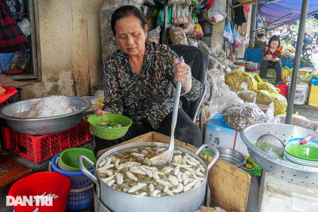Noodles have been growing on the sidewalks of Hanoi for nearly 30 years, the shop owner makes them and sells them - 1