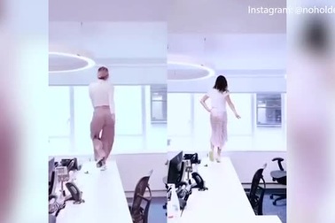 MC Amanda Holden catwalk trong phòng làm việc vắng lặng