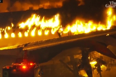 Máy bay chở gần 400 người cháy rực giữa đường băng Nhật Bản