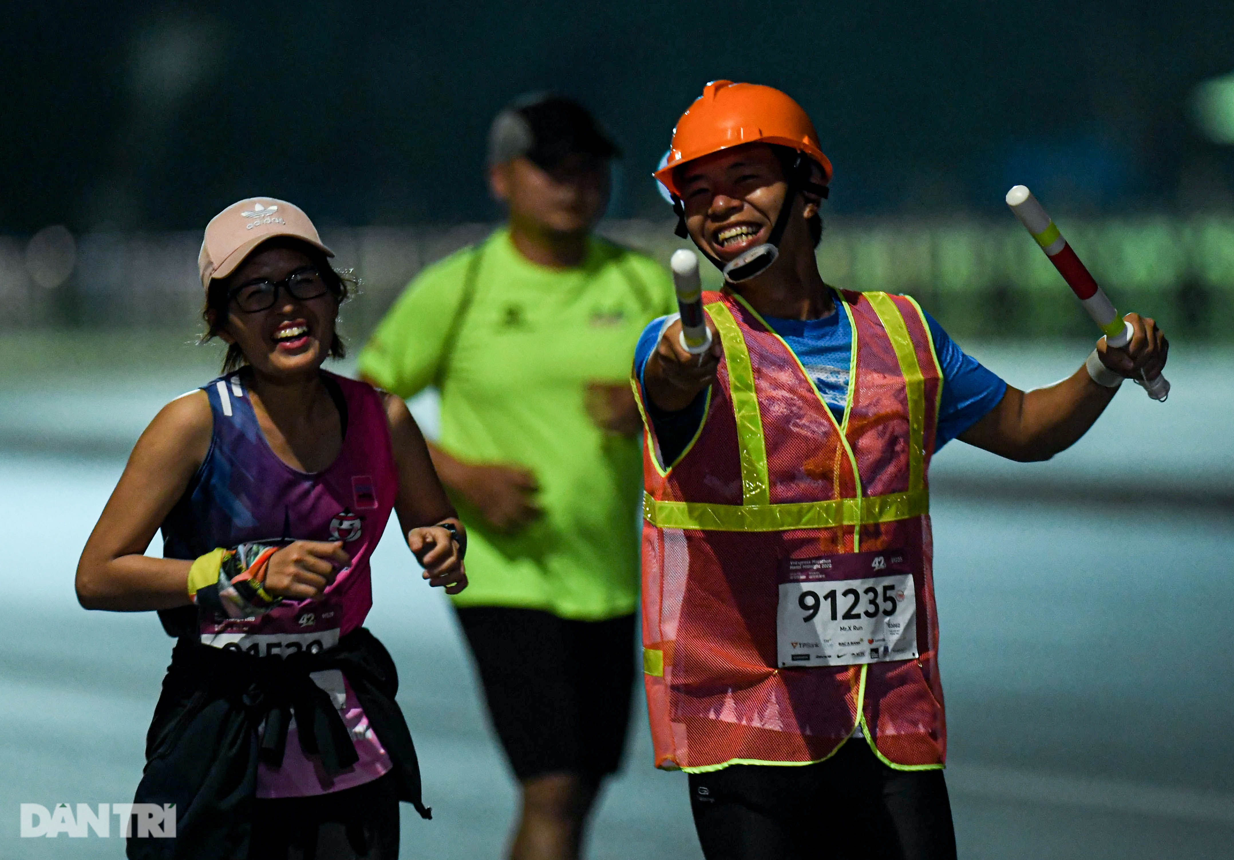 Hòa mình vào giải chạy đêm quy mô lớn lần đầu tiên tại Hà Nội - 11 Hòa mình vào giải chạy đêm quy mô lớn lần đầu tiên tại Hà Nội - 11