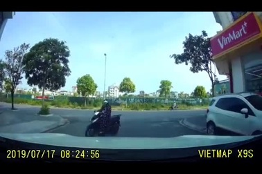 Màn cúi đầu xin lỗi đáng yêu của “ninja Lead” sau khi đi ẩu