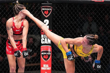 Cú đá tuyệt đẹp của nữ võ sĩ khiến đối thủ đổ gục