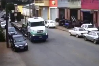 Thoát chết thần kì dù ngã cắm đầu vào ôtô