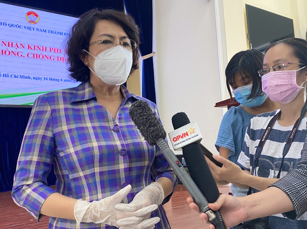 Dân Sài Gòn, người bán cây kiểng, nhà đập heo đất ủng hộ tiền mua vắc xin - 2 Dân Sài Gòn, người bán cây kiểng, nhà đập heo đất ủng hộ tiền mua vắc xin - 2