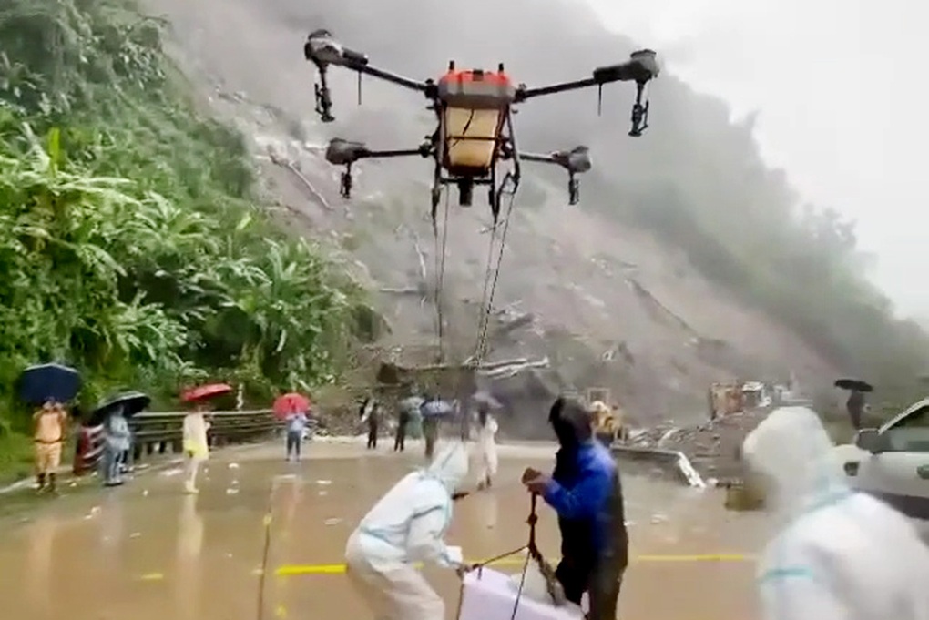 Dùng drone tiếp tế cơm, nước cho hàng chục tài xế mắc kẹt trên đèo Lò Xo - 1