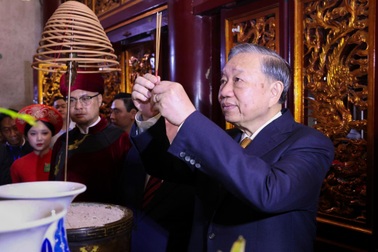 Tổng Bí thư, Chủ tịch nước Tô Lâm cùng nhân dân dâng hương các Vua Hùng