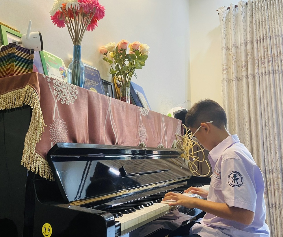 Mẹ bỏ việc ở nhà, hai con cùng lập kỳ tích điểm toán cao nhất thế giới - 3 Mẹ bỏ việc ở nhà, hai con cùng lập kỳ tích điểm toán cao nhất thế giới - 3