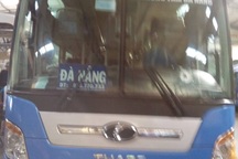 Xe khách giường nằm lại bị ném đá