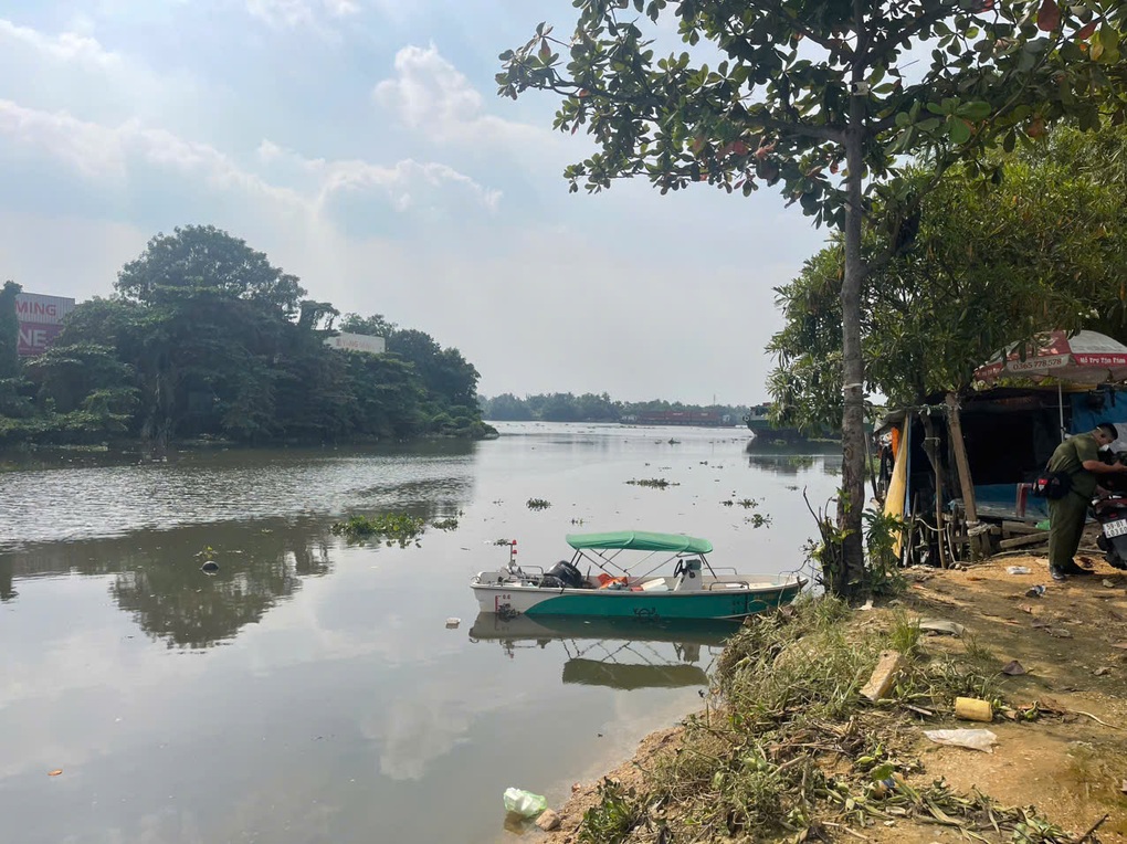 Thanh niên có hình xăm thằn lằn tử vong bí ẩn trên sông Sài Gòn - 1 Thanh niên có hình xăm thằn lằn tử vong bí ẩn trên sông Sài Gòn - 1