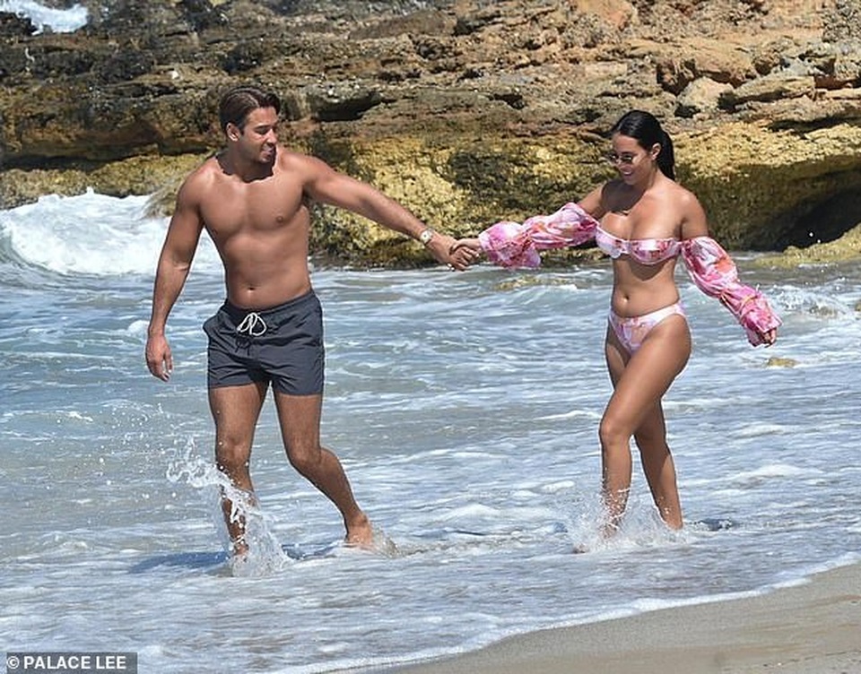 Yazmin Oukhellou diện bikini khoe vòng một dao kéo - 7 Yazmin Oukhellou diện bikini khoe vòng một dao kéo - 7