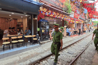 Sau video tai nạn tàu đâm bàn ghế, phố cà phê đường tàu vẫn nhộn nhịp khách