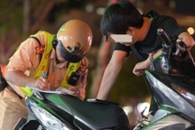 Tài xế để lại xe máy, bỏ chạy khi bị CSGT TPHCM kiểm tra nồng độ cồn