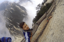 Du khách liều mình đi bộ trên tấm ván nhỏ ven ngọn núi cao hơn 2000 m