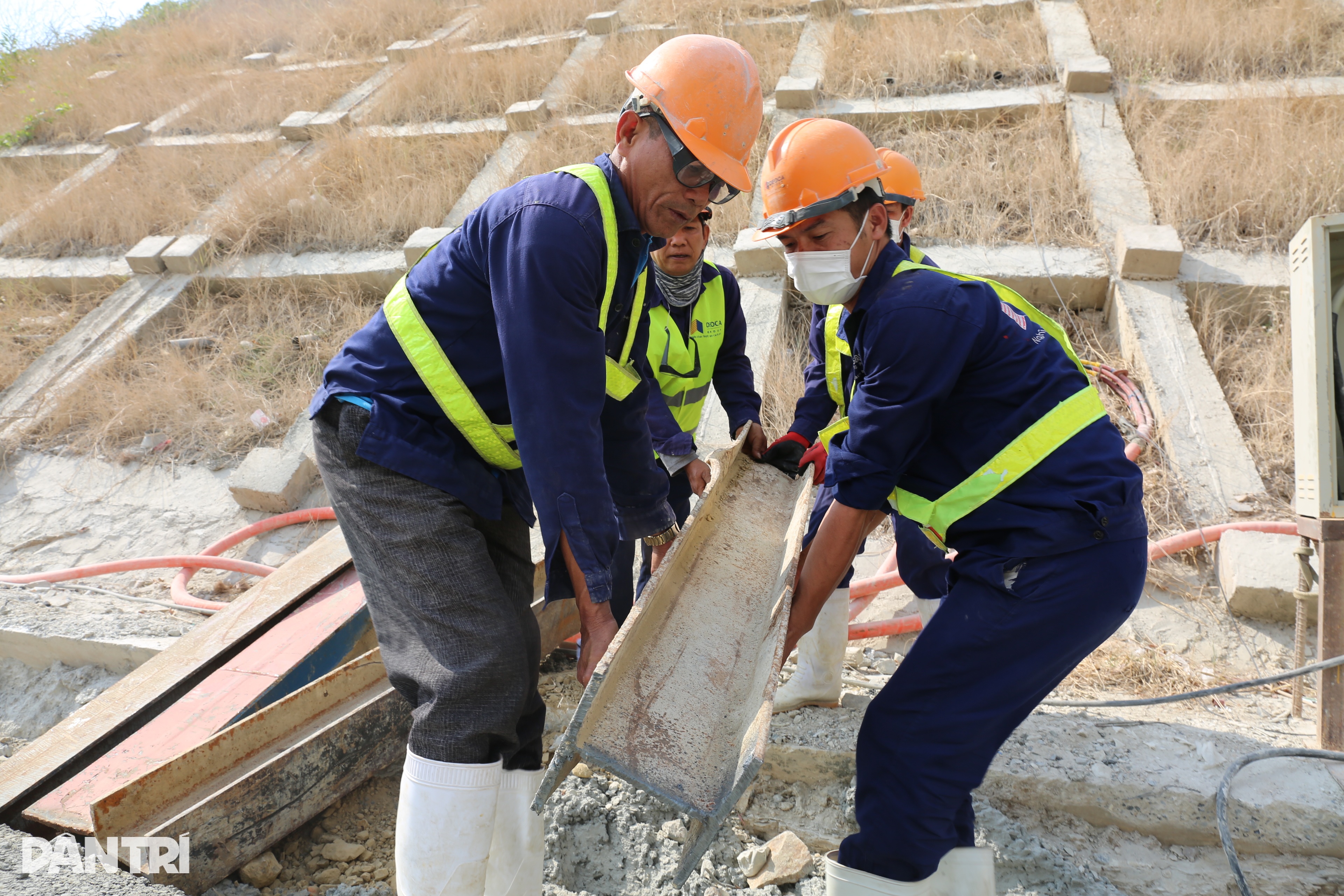 ធ្វើការកាត់ Tet នៅផ្លូវរូងភ្នំ Vung ផ្លូវ Cam Lam - Vinh Hao Expressway ប្តេជ្ញាបញ្ចប់មុនម៉ោង ៩ Làm xuyên Tết ở hầm núi Vung, cao tốc Cam Lâm - Vĩnh Hảo quyết về đích sớm - 9