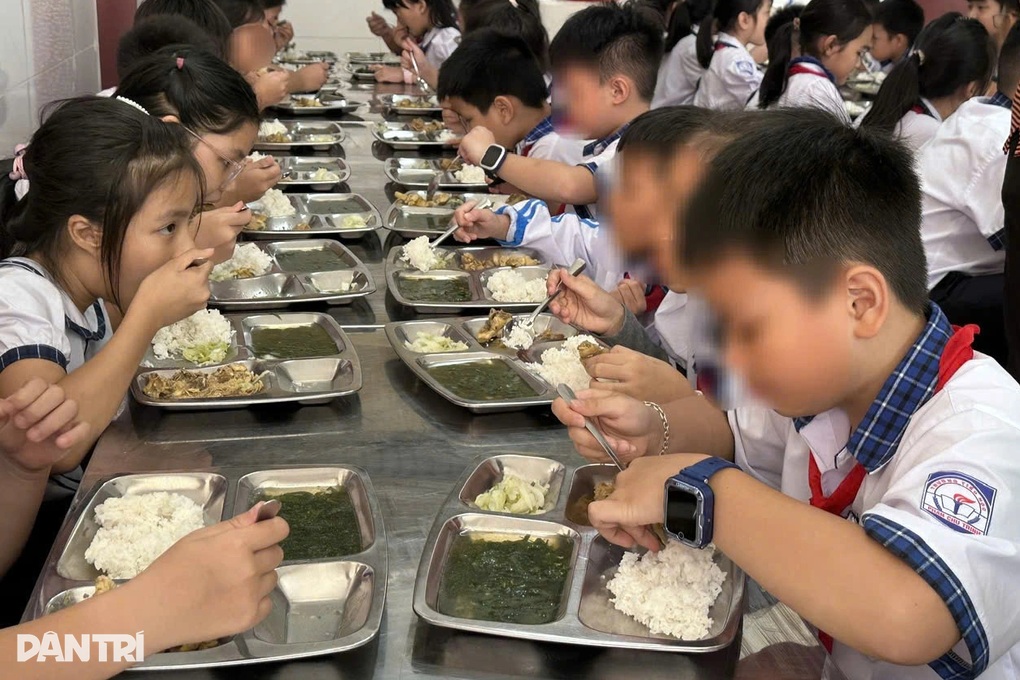 Bị phàn nàn cắt xén suất ăn của học sinh, nhà trường mời công an vào cuộc  - 2