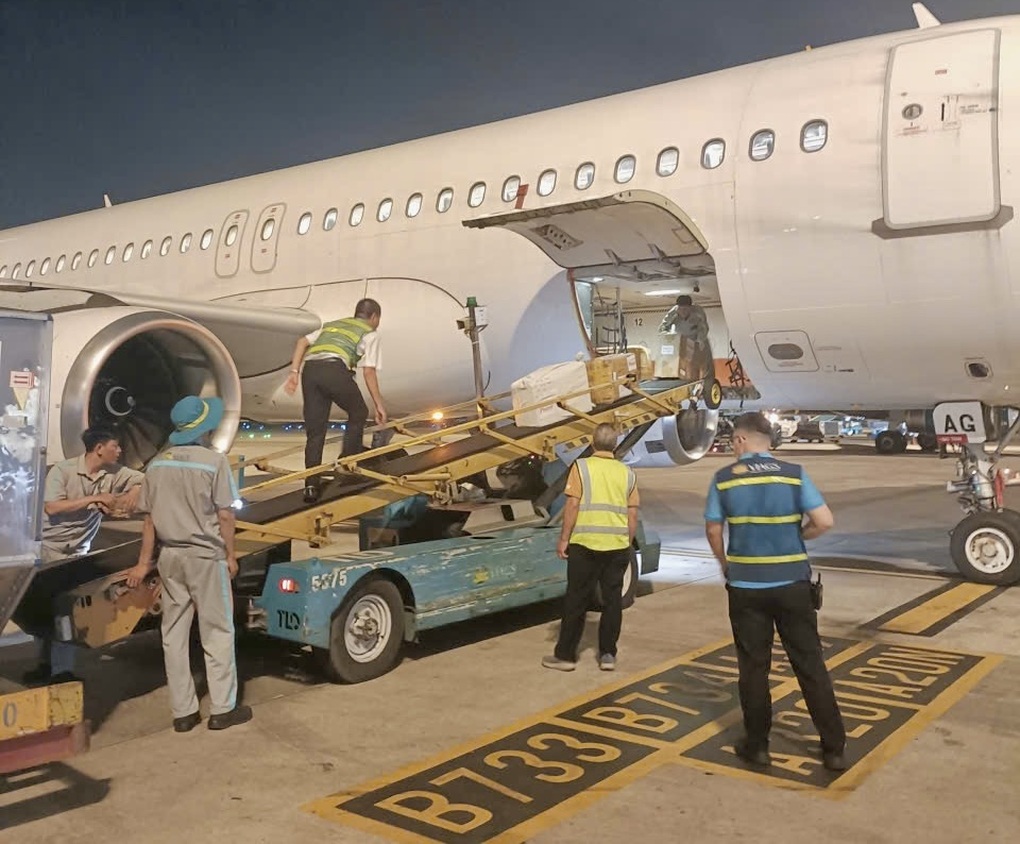 Những kiện hàng hỗ trợ vùng lũ đầu tiên trên chuyến bay của Vietnam Airlines đã đến Huế - 2 Những kiện hàng hỗ trợ vùng lũ đầu tiên trên chuyến bay của Vietnam Airlines đã đến Huế - 2