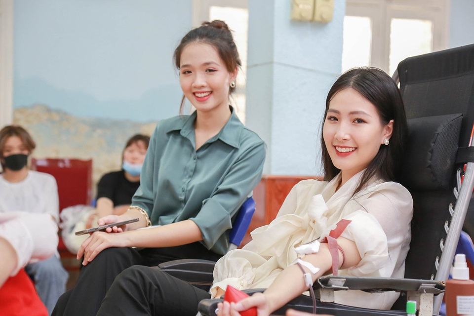 Hoa khôi, Á khôi Đại học Hà Nội rạng rỡ trong ngày hội hiến máu - 3 Hoa khôi, Á khôi Đại học Hà Nội rạng rỡ trong ngày hội hiến máu - 3