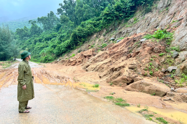 Đường ven biển sạt lở, di dời hơn 10 hộ dân