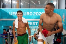 Mbappe cười mãn nguyện khi được đổi áo với thần tượng C.Ronaldo