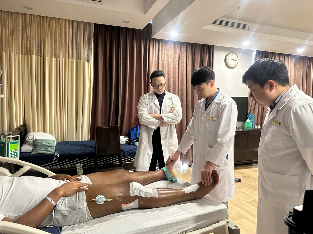 Cầu thủ Nguyễn Xuân Son nâng tạ, tập thể dục ngay trên giường bệnh - 3 Cầu thủ Nguyễn Xuân Son nâng tạ, tập thể dục ngay trên giường bệnh - 3