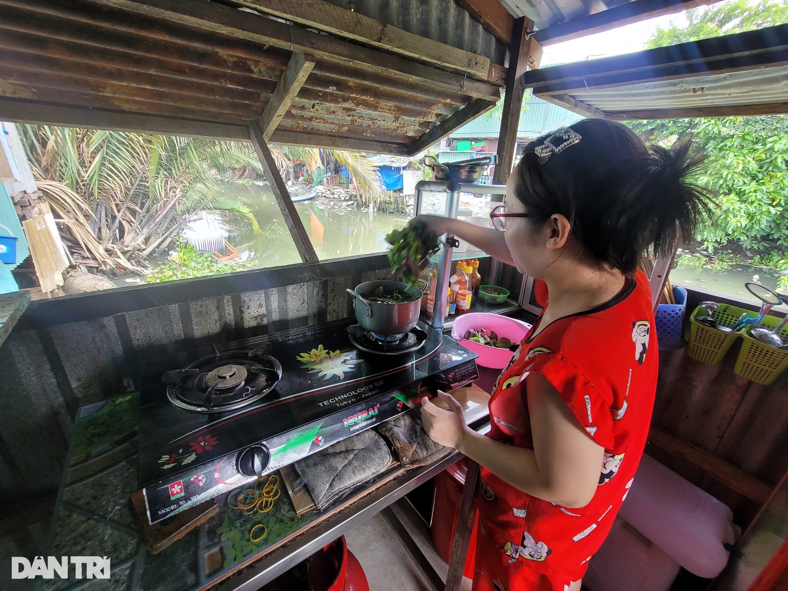 Sống trong ô nhiễm ở TPHCM: Nhà thủng không muốn sửa, đi ngủ phải xoa dầu - 4 Sống trong ô nhiễm ở TPHCM: Nhà thủng không muốn sửa, đi ngủ phải xoa dầu - 4