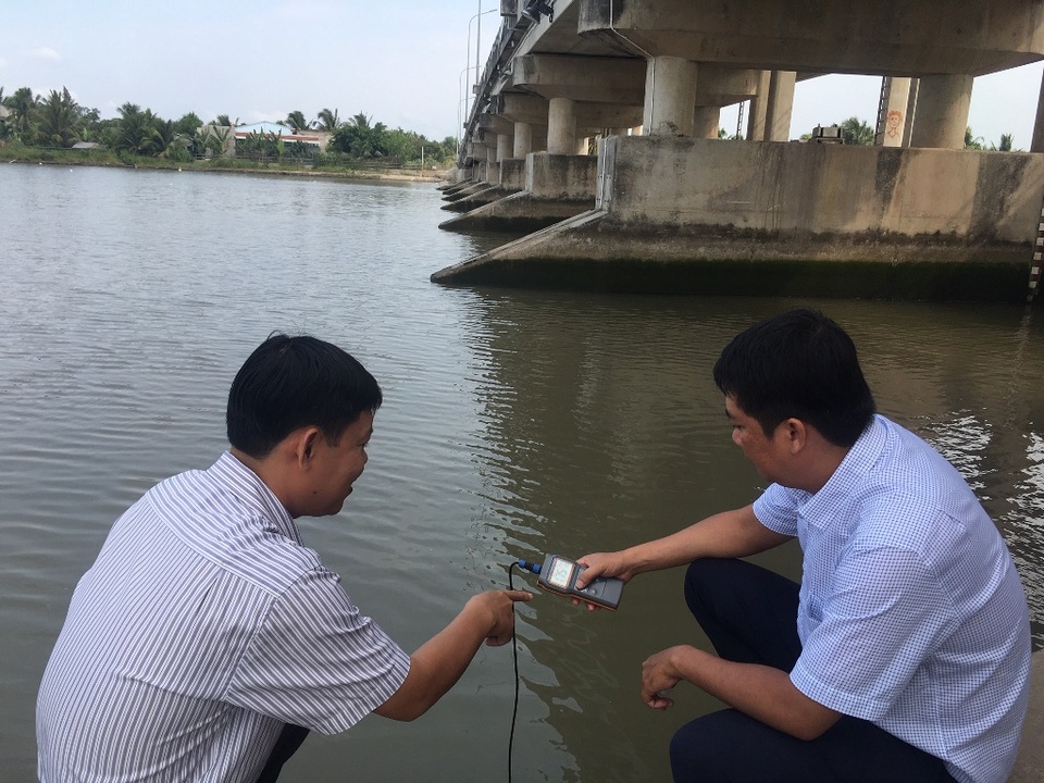 Nhiều tỉnh vừa ăn tết, vừa... chống mặn - 1 Nhiều tỉnh vừa ăn tết, vừa... chống mặn - 1