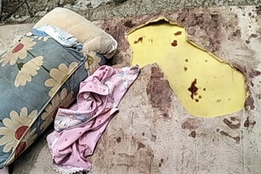 Chồng chích điện rồi đâm nhiều nhát vào người vợ do ghen tuông