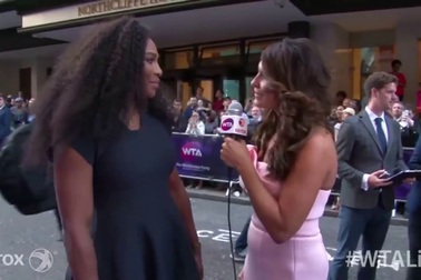 Serena Williams tươi tắn trên thảm đỏ