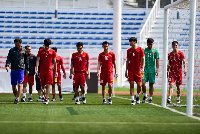 Quang Hải vẫn ra sân tập, HLV Park Hang Seo dặn dò riêng Thanh Thịnh - 14