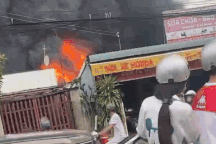 Xưởng sơn rộng 1.000m2 ở TPHCM chìm trong biển lửa