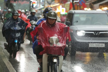 TPHCM mưa lớn từ sáng do ảnh hưởng hoàn lưu bão Kajiki