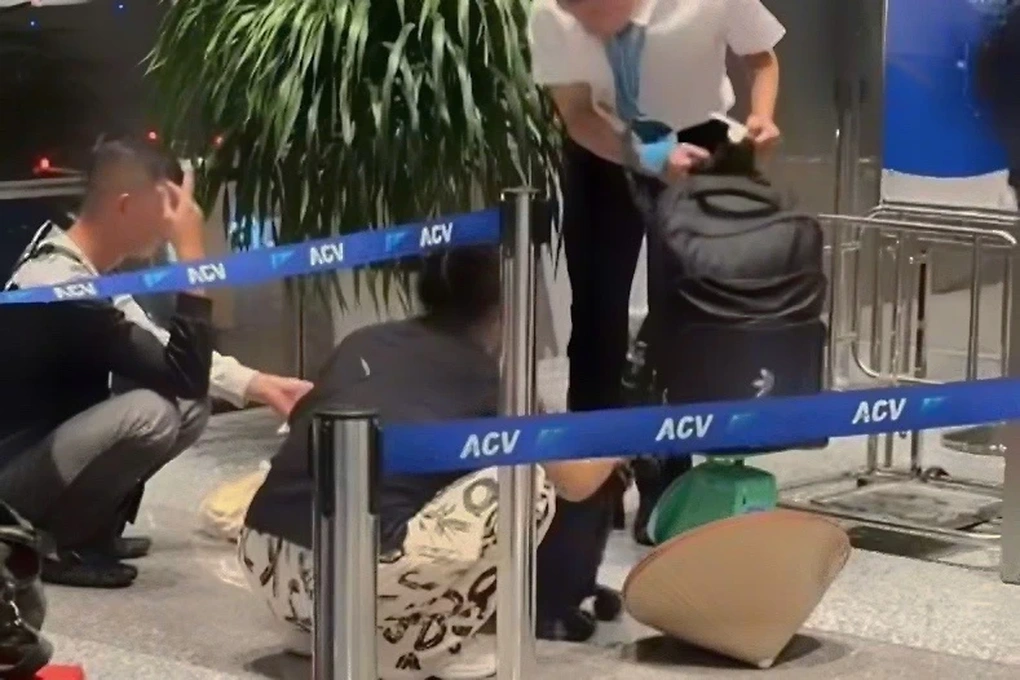 Cái cân ở cửa ra máy bay gây tranh cãi, Cục Hàng không ra chỉ đạo - 1 Cái cân ở cửa ra máy bay gây tranh cãi, Cục Hàng không ra chỉ đạo - 1