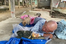 Người đàn ông đi lạc hơn 150km cùng chú chó nhỏ