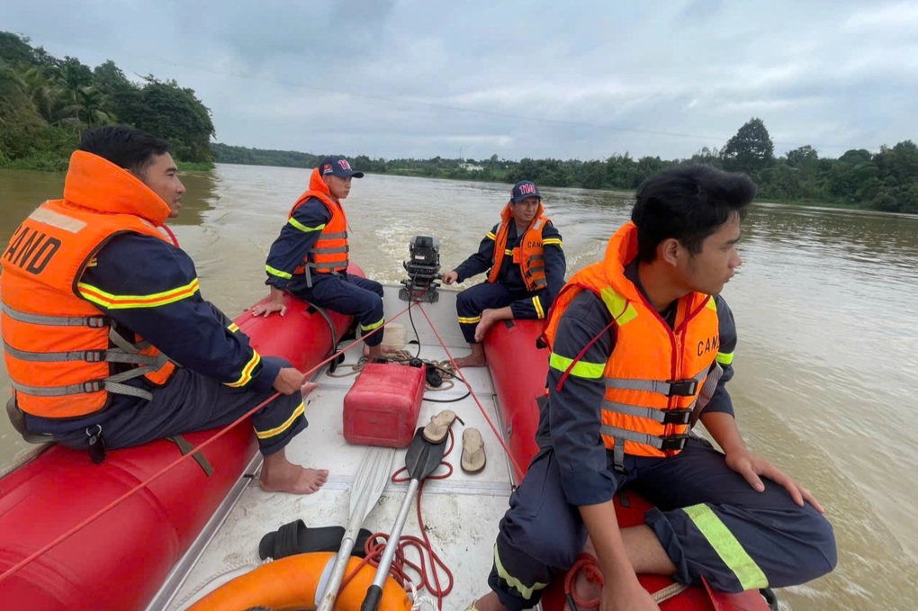 Bỏ lại xe máy trên cầu, nam thanh niên nghi nhảy sông - 2 Bỏ lại xe máy trên cầu, nam thanh niên nghi nhảy sông - 2